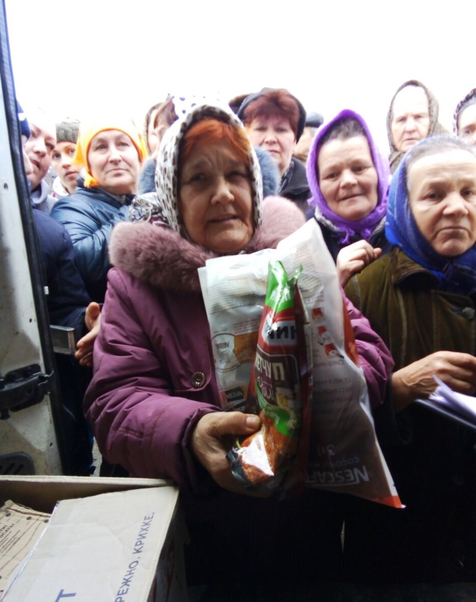 Волонтеры привезли помощь жителям пгт Клёсов
