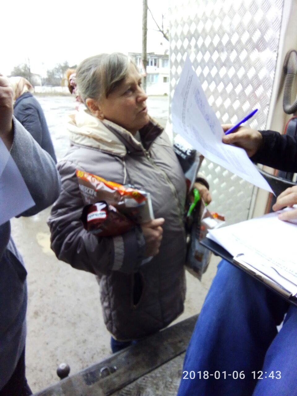 Жителі смт Клесів отримують продуктові набори