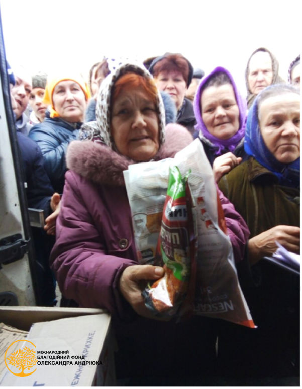 Жителі смт Клесів отримують продуктові набори